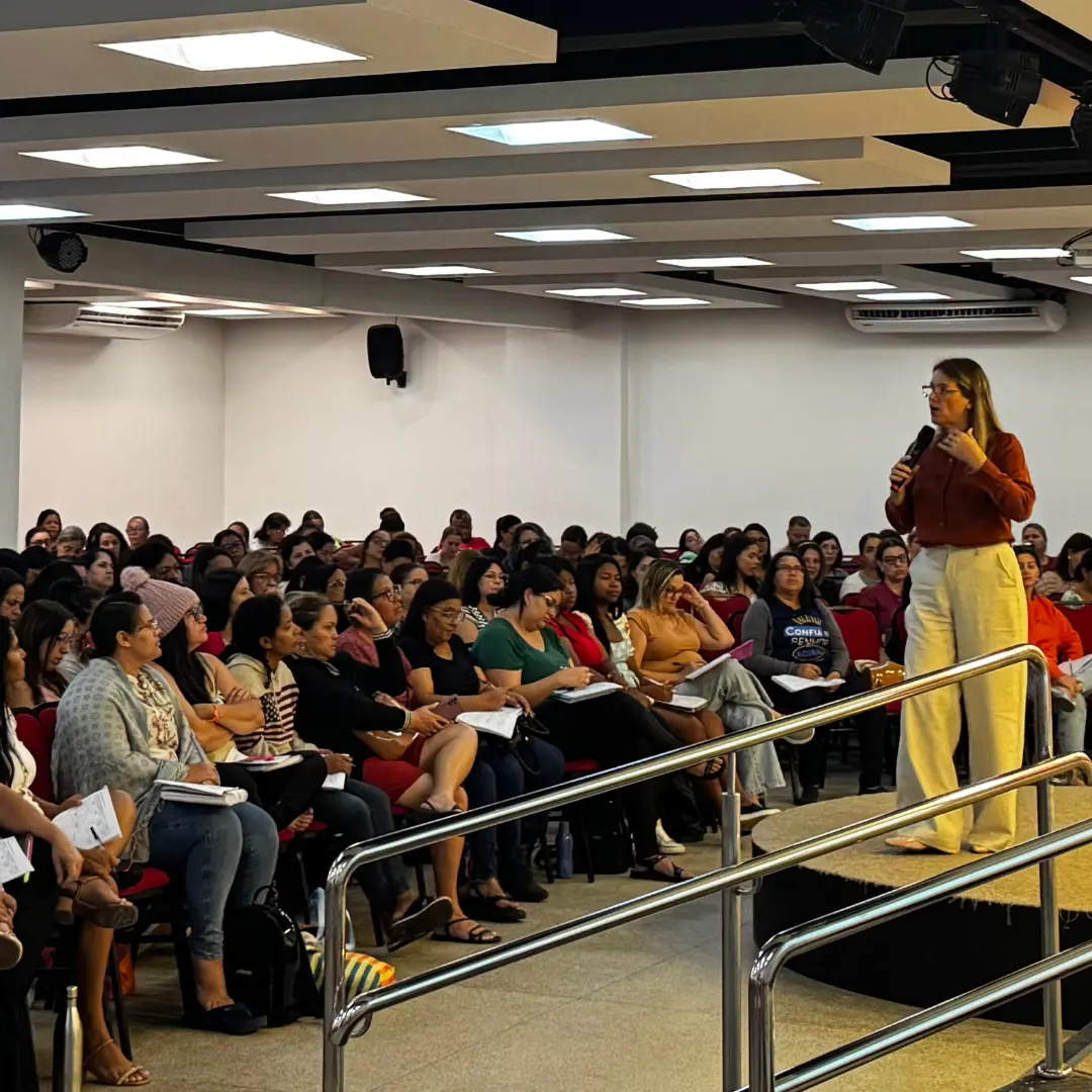 Professora Carla Oliveira ministrando aula para uma turma presencial